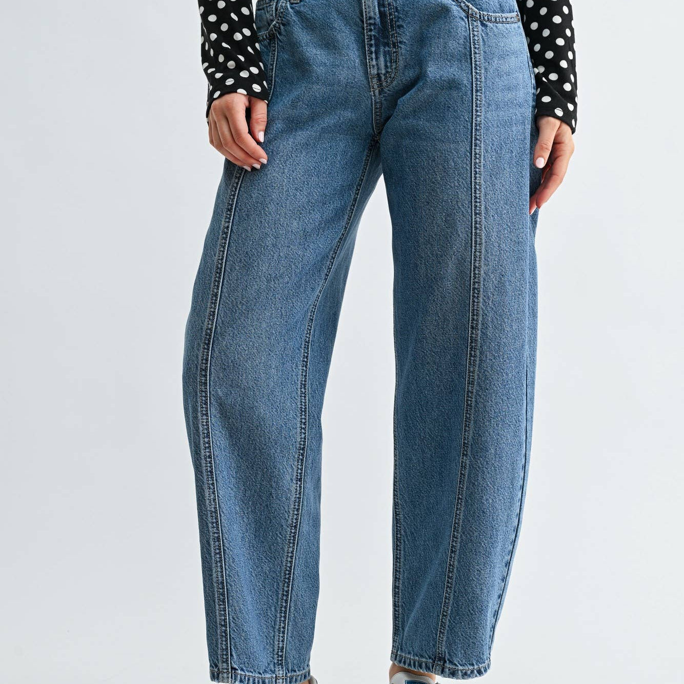 Seamed Mid Rise Barrel Jean