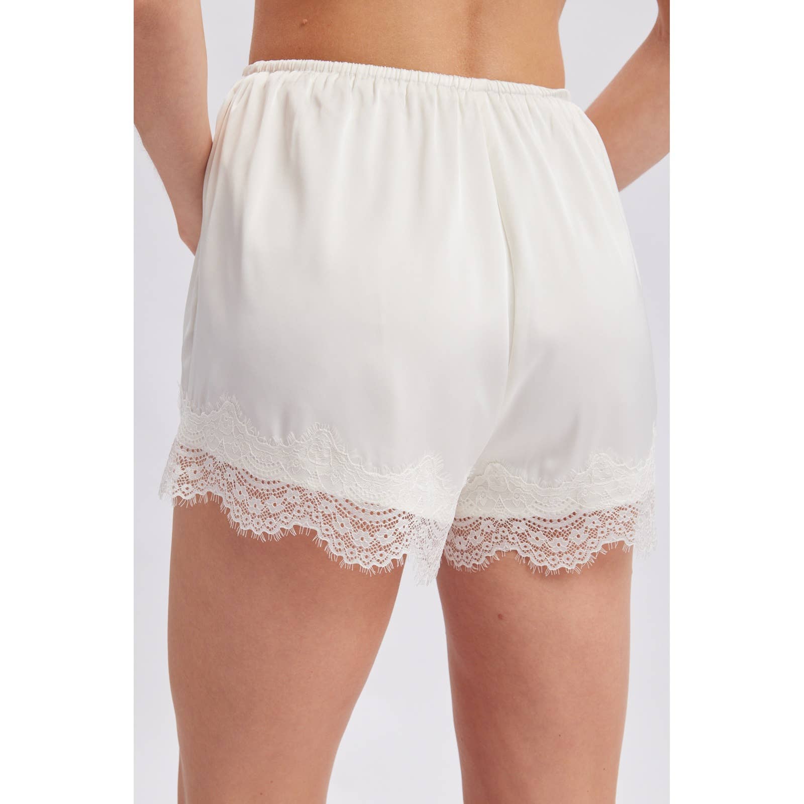 SCALLOP LACE TRIM SATIN SHORTS / WL26-12795