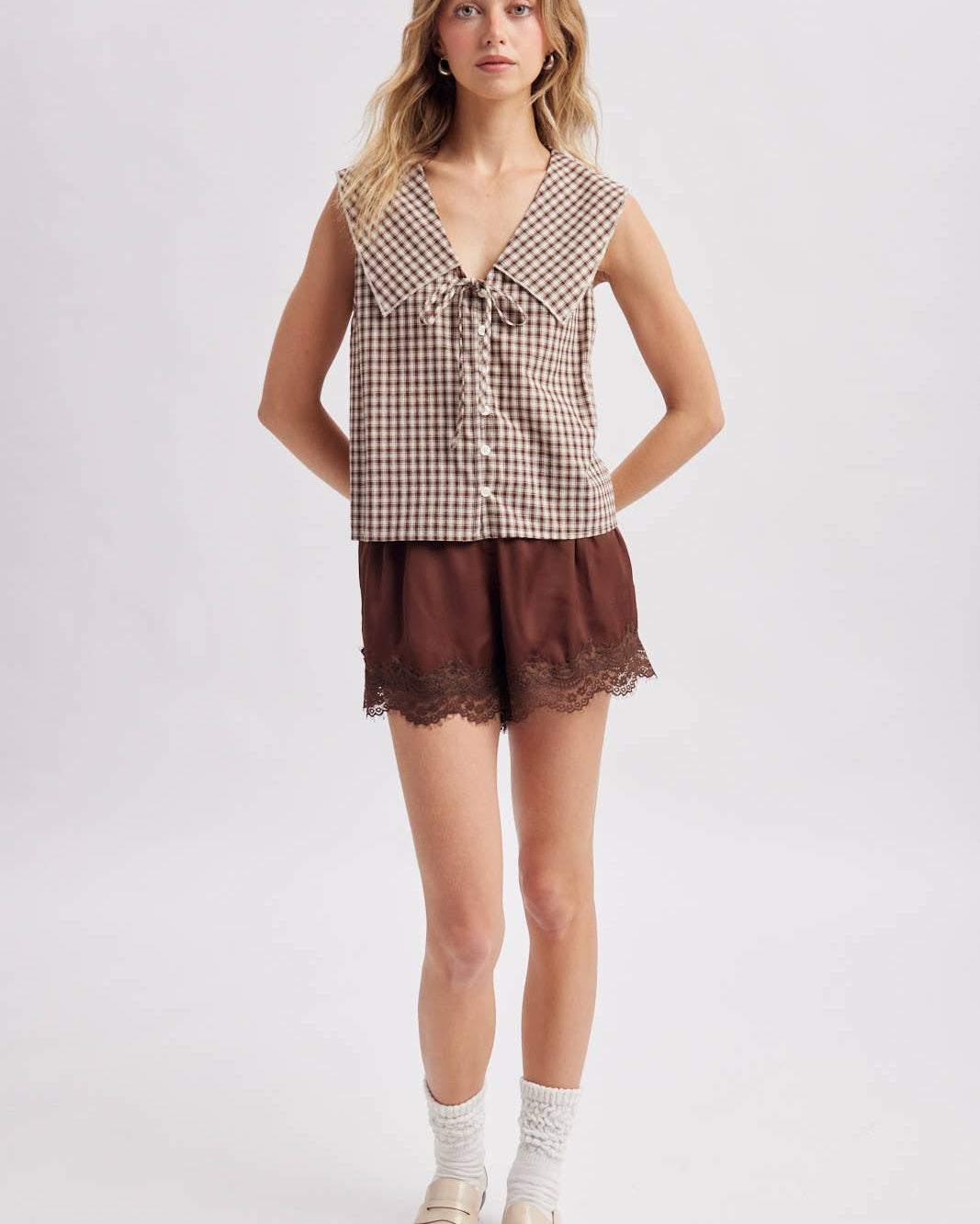 SCALLOP LACE TRIM SATIN SHORTS / WL26-12795