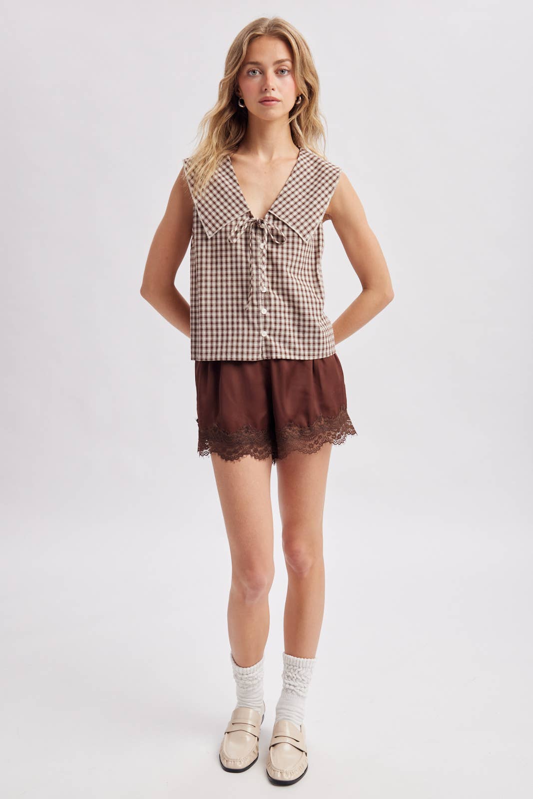 SCALLOP LACE TRIM SATIN SHORTS / WL26-12795