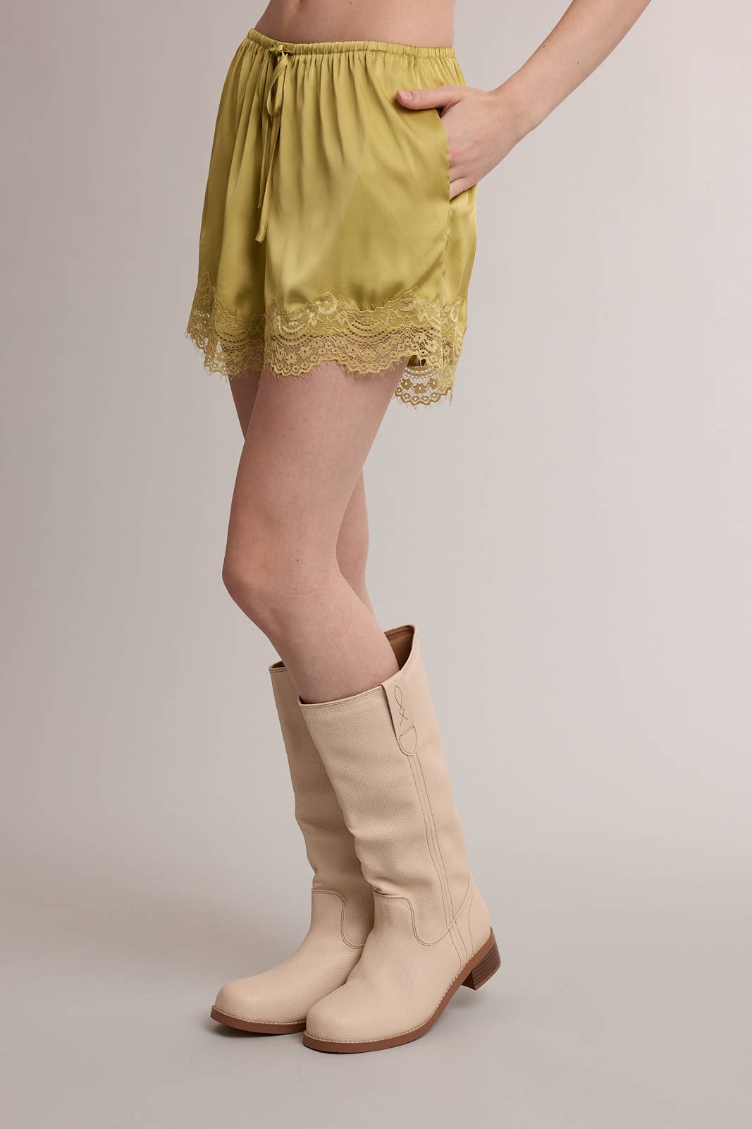 SCALLOP LACE TRIM SATIN SHORTS / WL26-12795