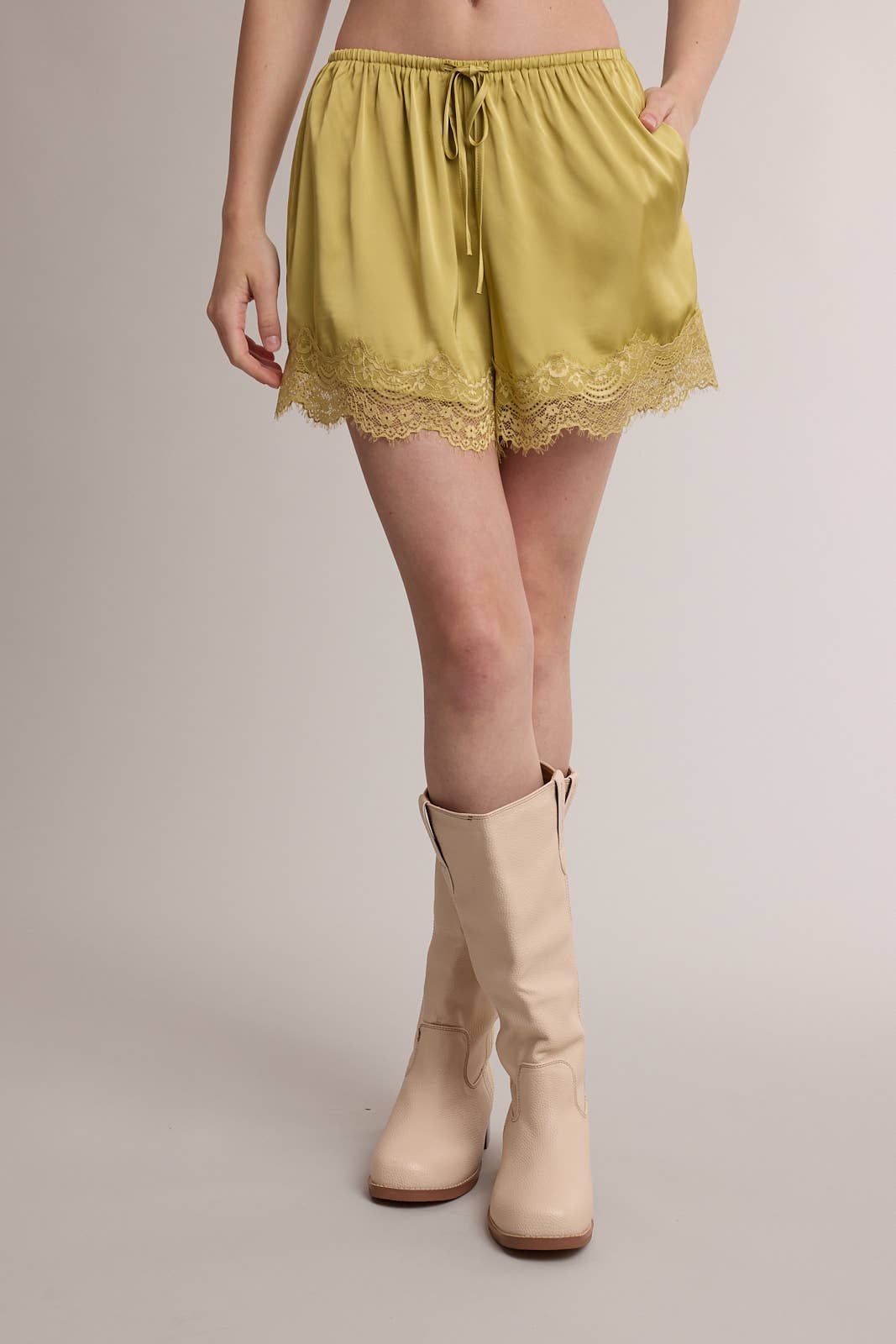 SCALLOP LACE TRIM SATIN SHORTS / WL26-12795