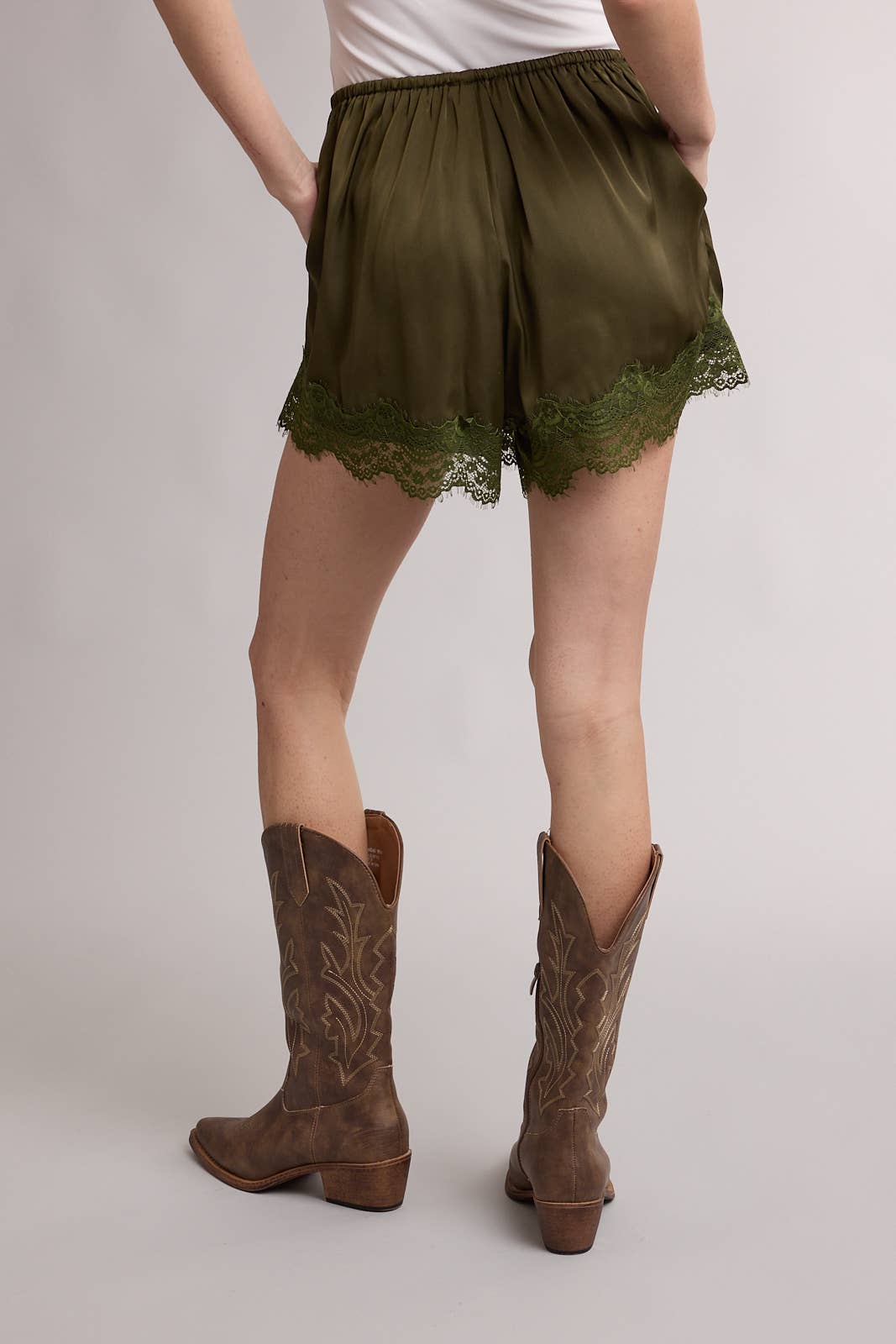 SCALLOP LACE TRIM SATIN SHORTS / WL26-12795
