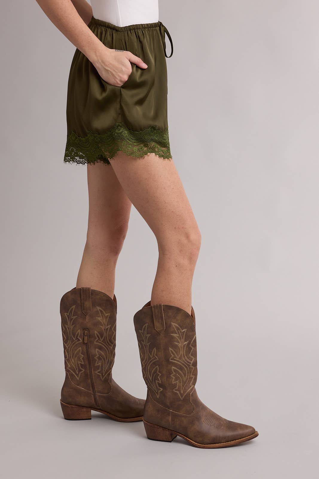 SCALLOP LACE TRIM SATIN SHORTS / WL26-12795